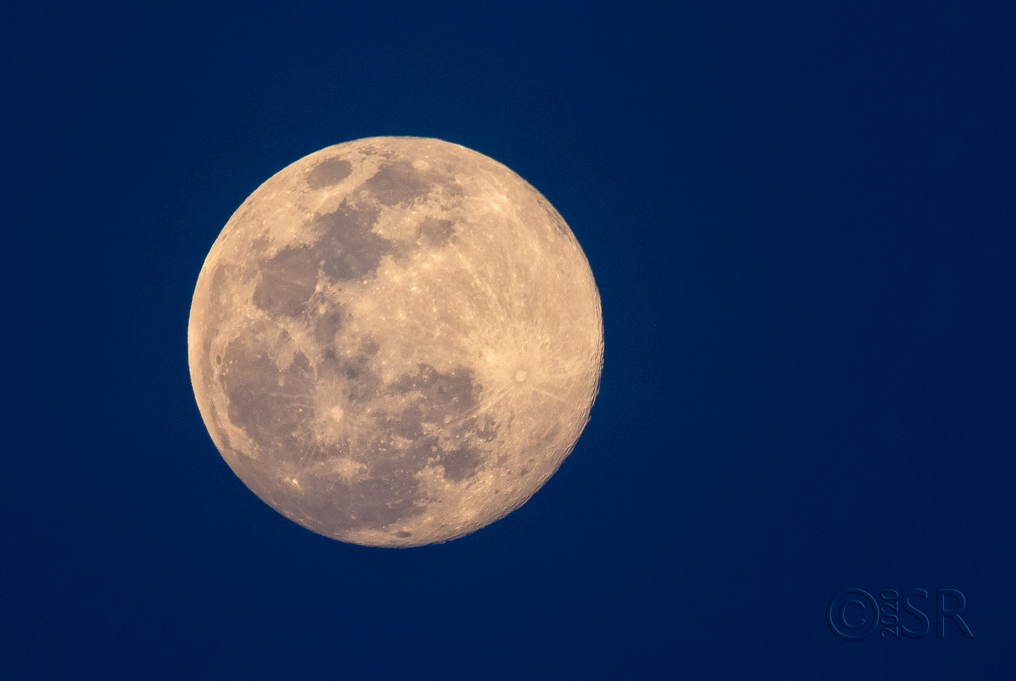 _J2A6002-moon-web