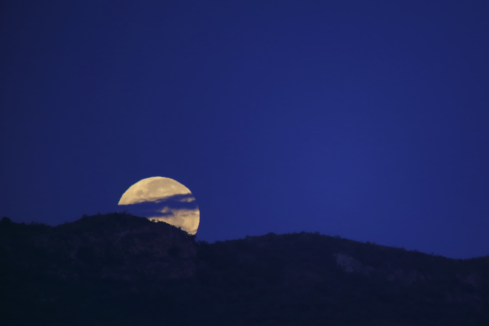 TJ2A6667-sharadpoornima-moonset